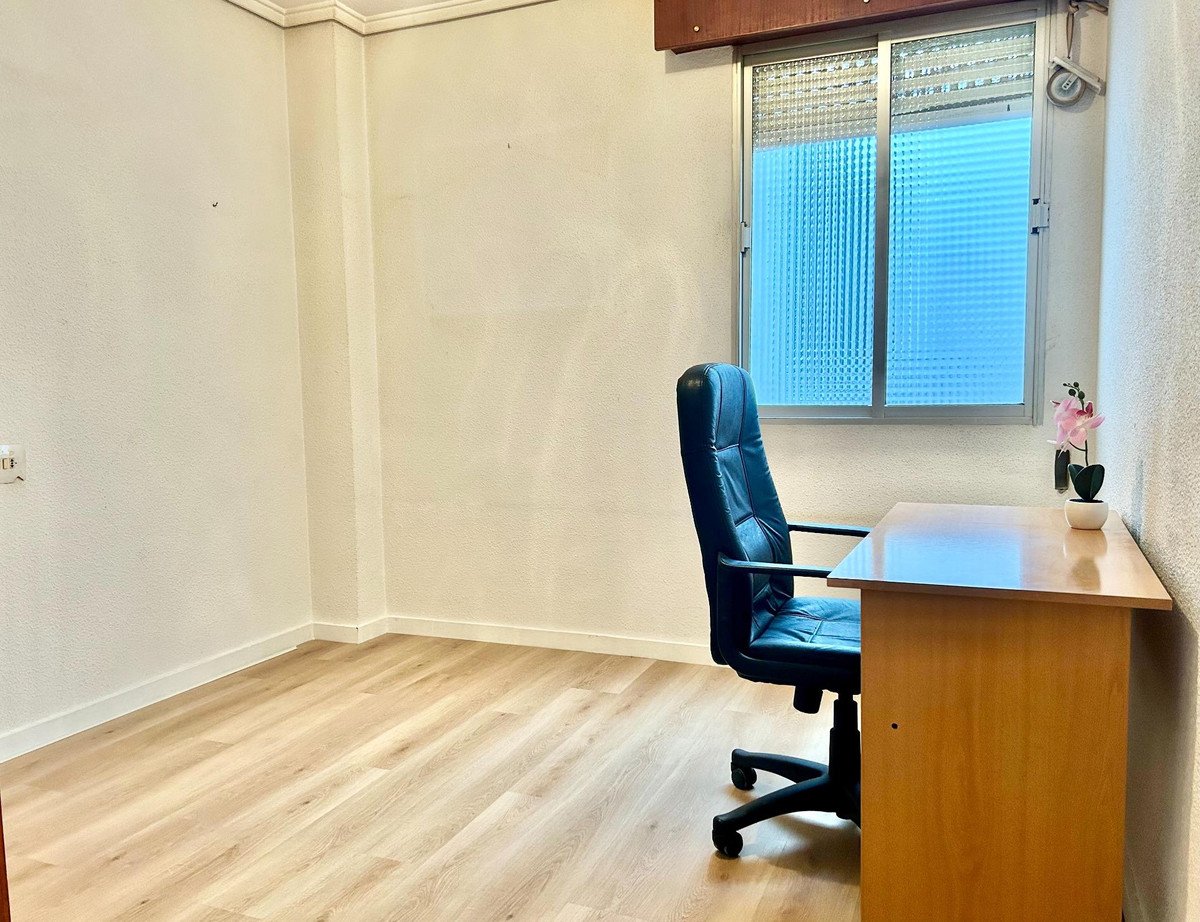 4 Bed Middle Floor Apartment in Torrevieja