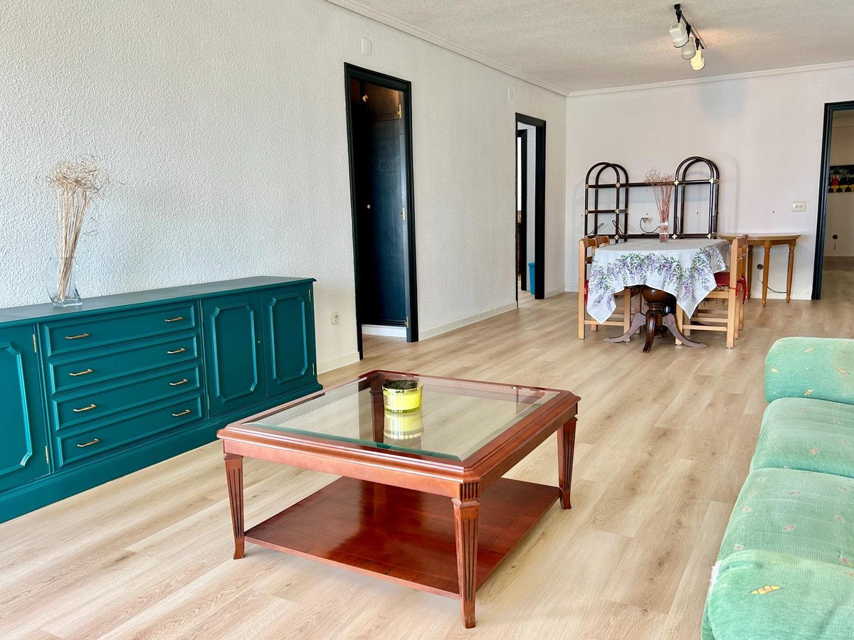 4 Bed Middle Floor Apartment in Torrevieja