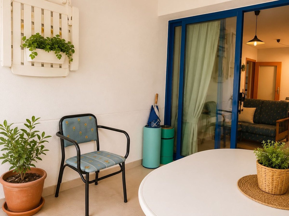 2 Bed Middle Floor Apartment in Las Lagunas