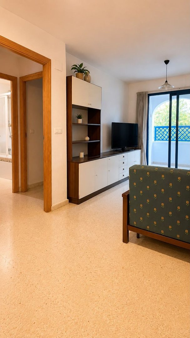 2 Bed Middle Floor Apartment in Las Lagunas
