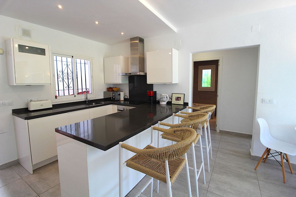 2 Bed Ground Floor Apartment in El Paraiso