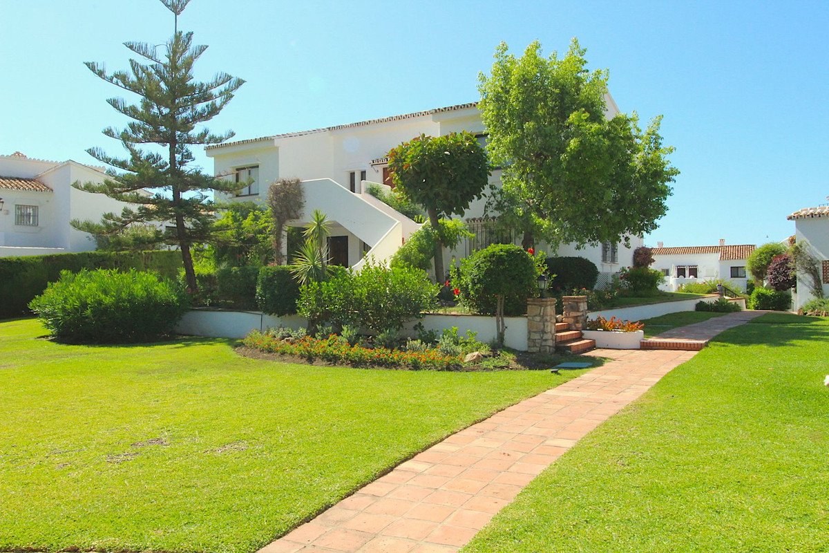 2 Bed Ground Floor Apartment in El Paraiso