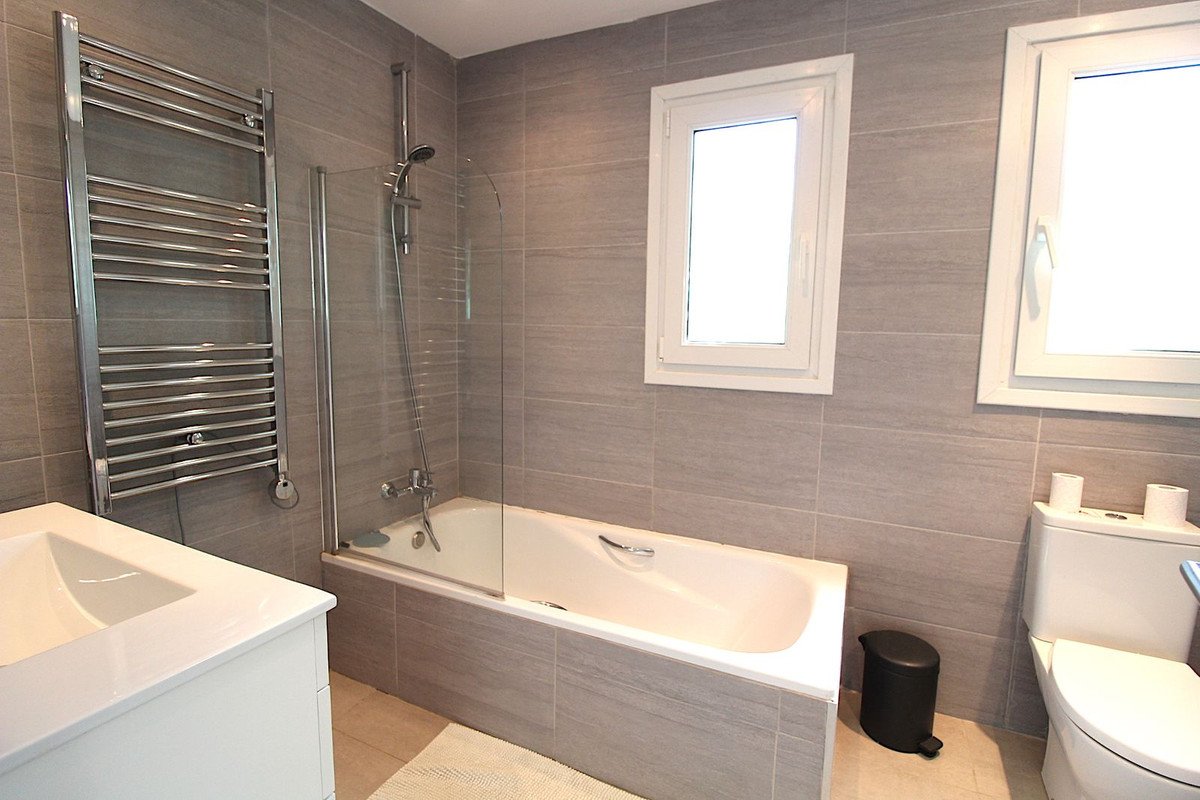 2 Bed Ground Floor Apartment in El Paraiso