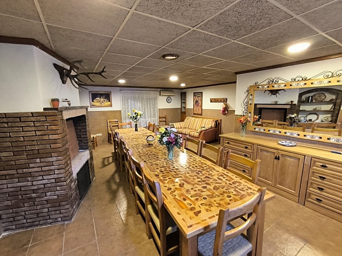 6 Bed Detached Villa in Yecla