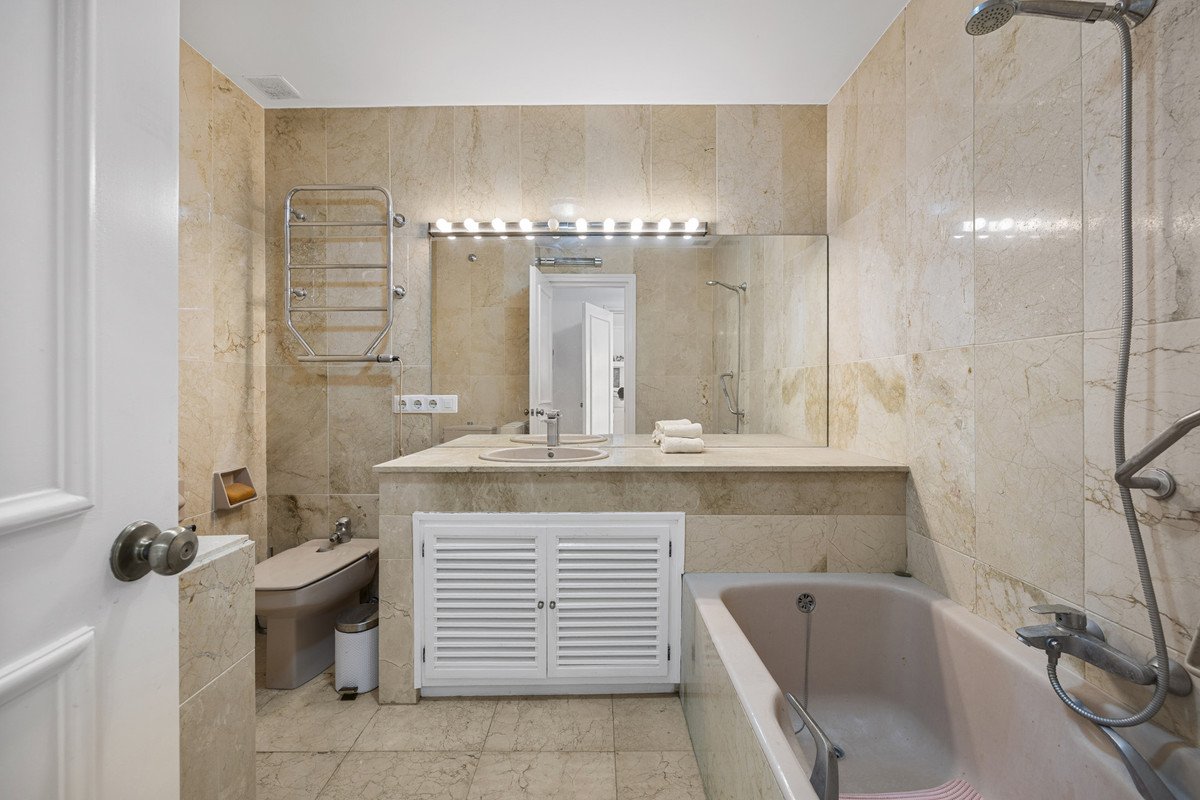 2 Bed Middle Floor Apartment in Guadalmina Alta