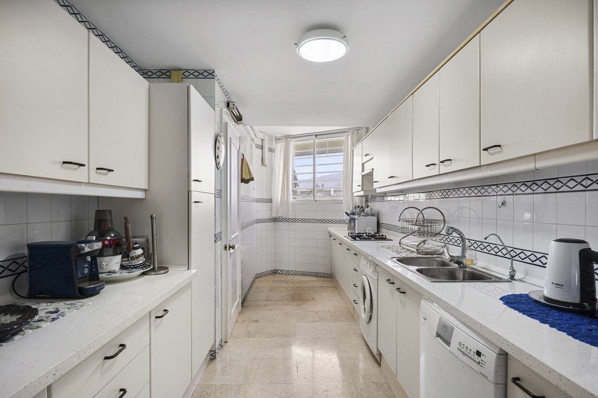 2 Bed Middle Floor Apartment in Guadalmina Alta