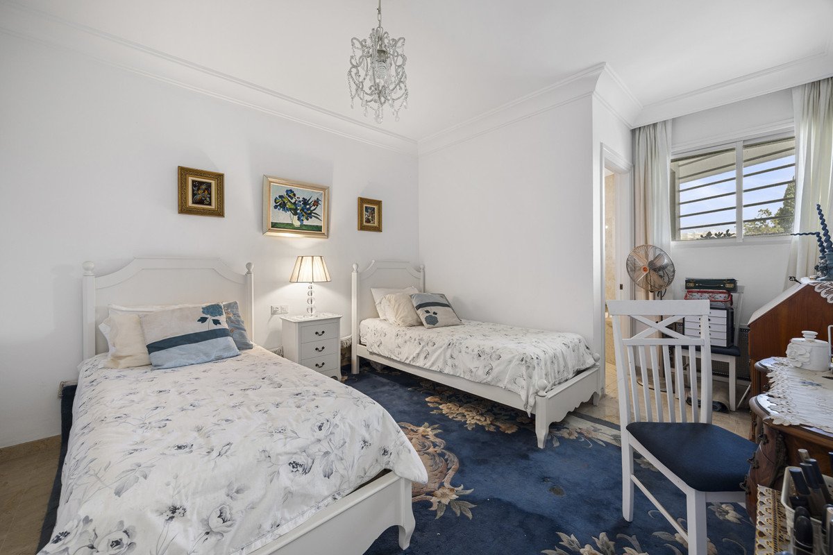2 Bed Middle Floor Apartment in Guadalmina Alta