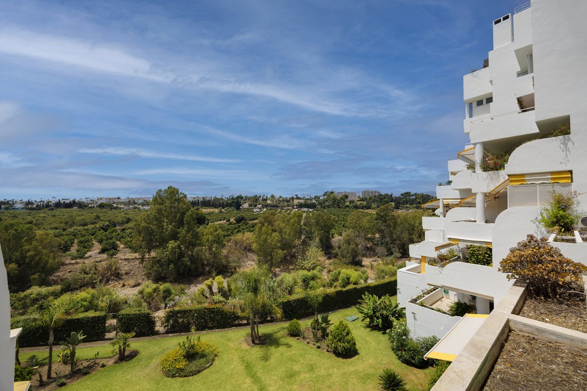 2 Bed Middle Floor Apartment in Guadalmina Alta