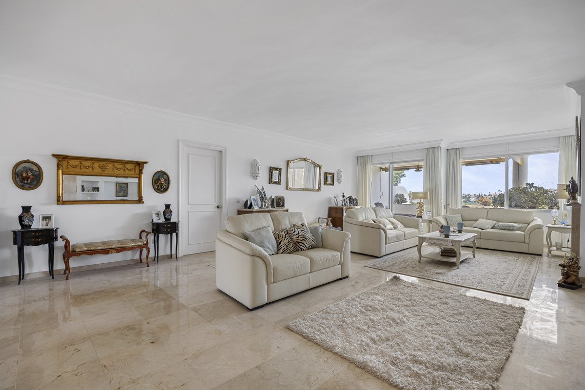 2 Bed Middle Floor Apartment in Guadalmina Alta