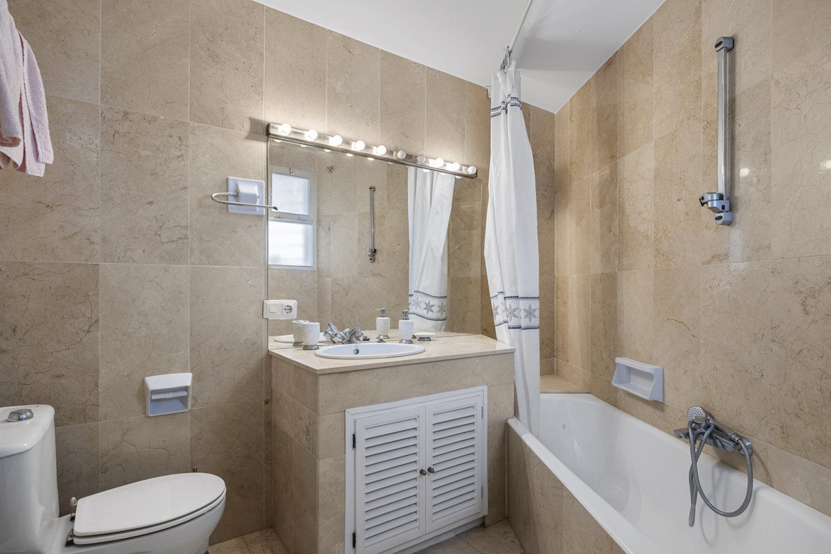 2 Bed Middle Floor Apartment in Guadalmina Alta