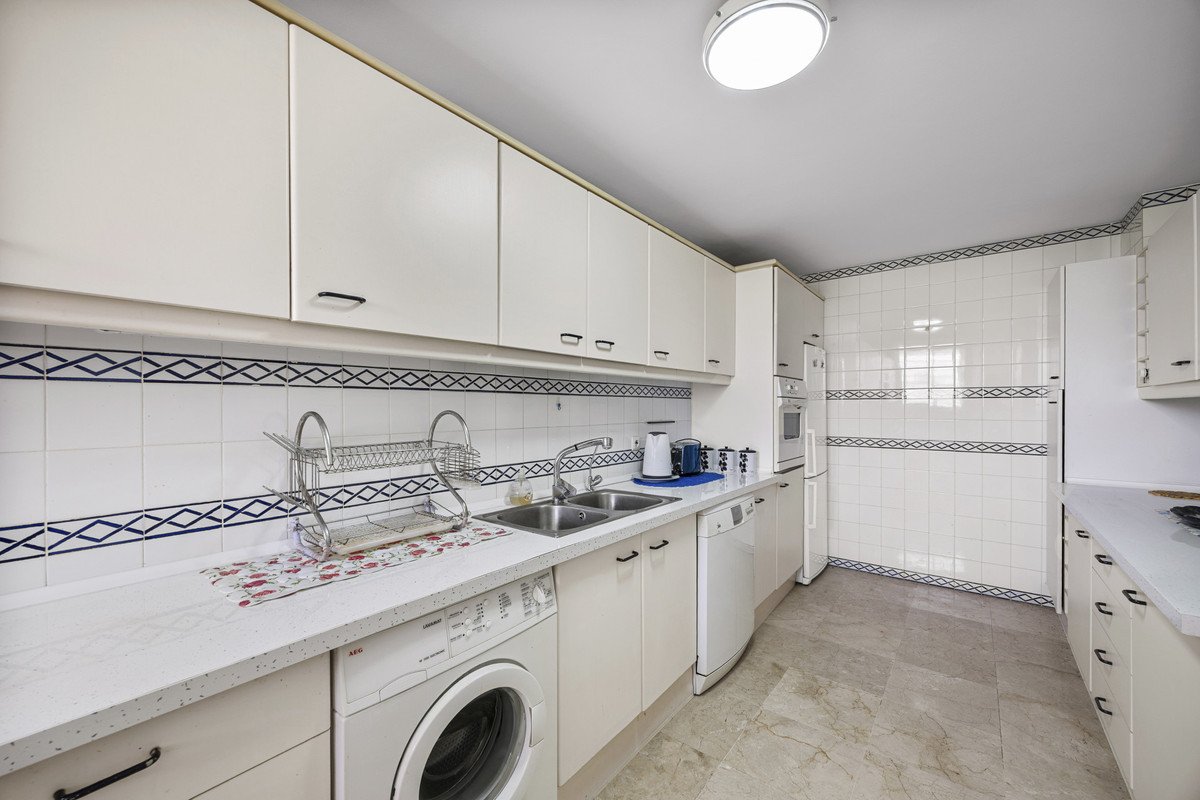 2 Bed Middle Floor Apartment in Guadalmina Alta