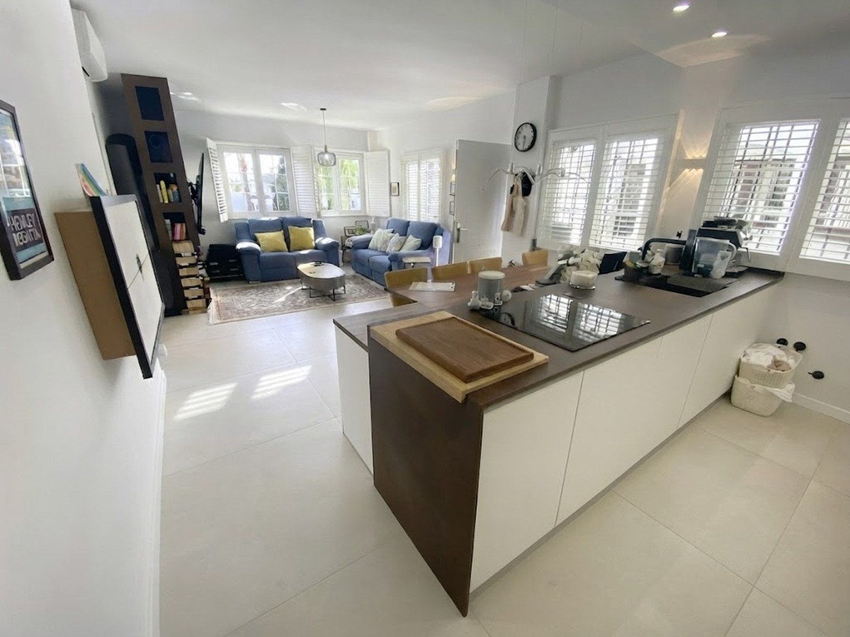 2 Bed Middle Floor Apartment in Nueva Andalucía
