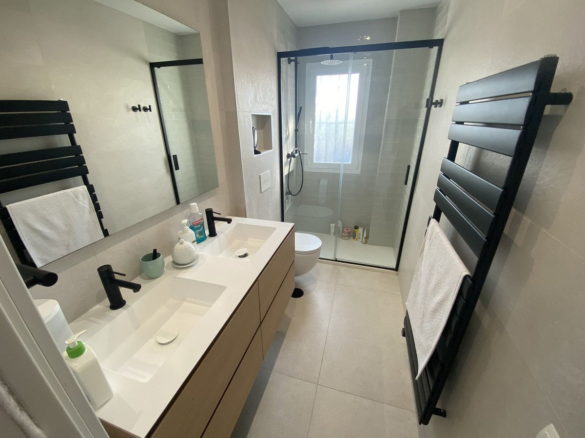 2 Bed Middle Floor Apartment in Nueva Andalucía