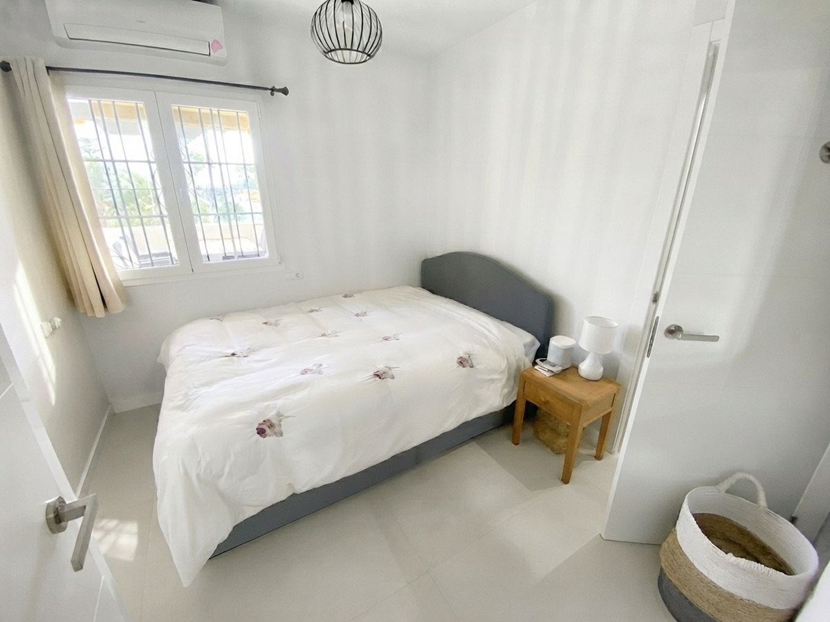 2 Bed Middle Floor Apartment in Nueva Andalucía