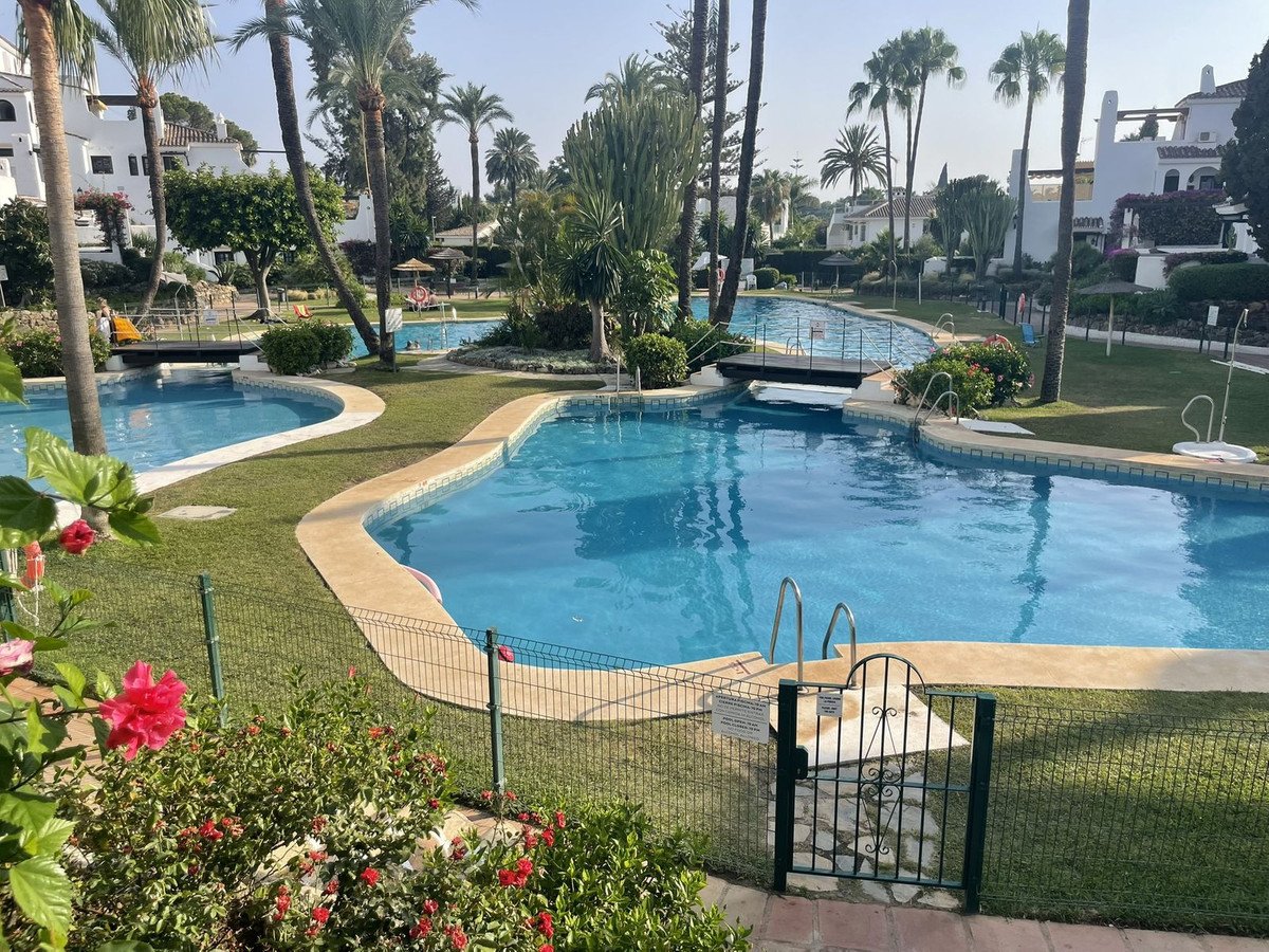 2 Bed Middle Floor Apartment in Nueva Andalucía