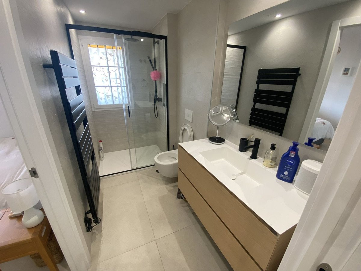 2 Bed Middle Floor Apartment in Nueva Andalucía