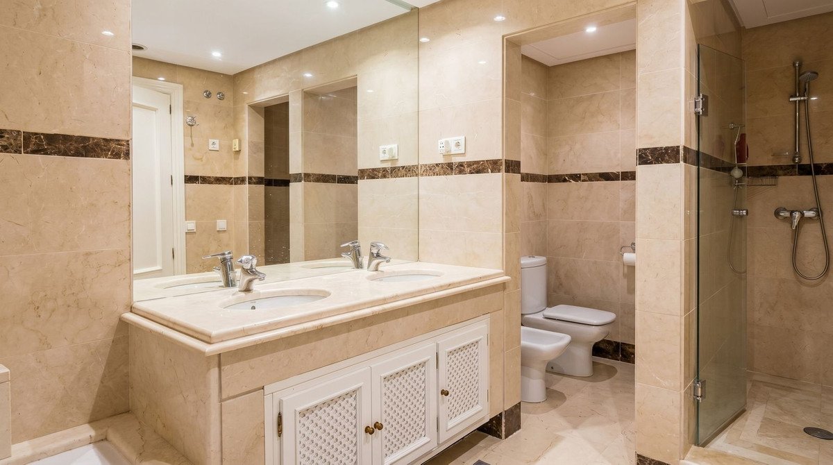 2 Bed Middle Floor Apartment in Nueva Andalucía