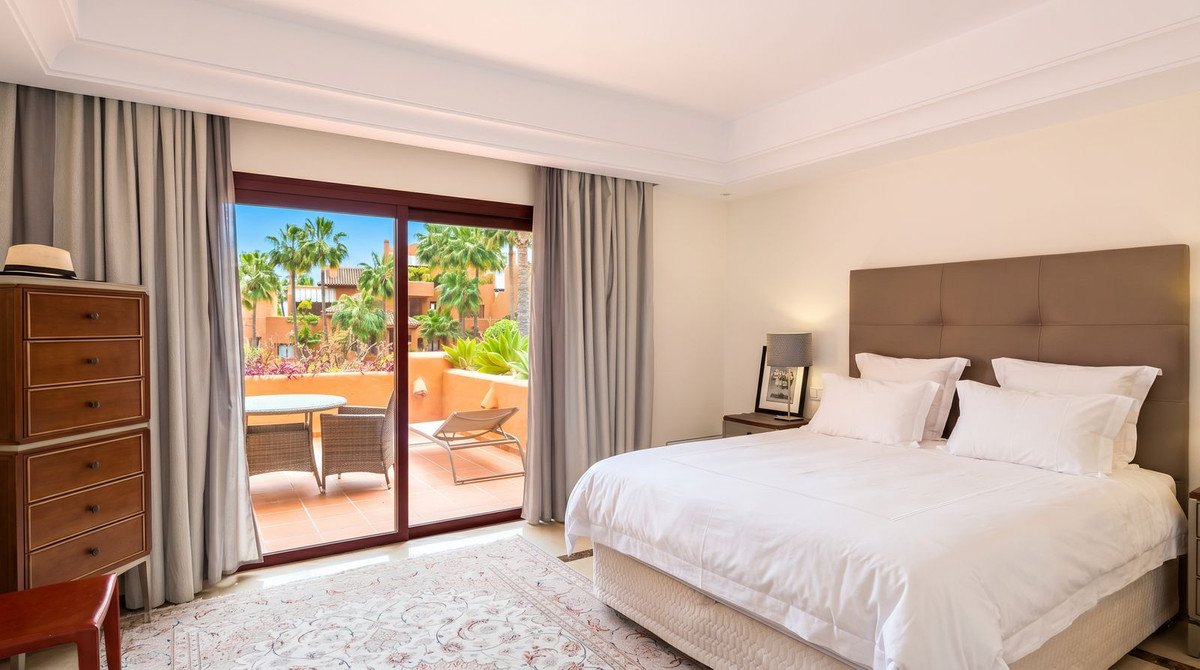 2 Bed Middle Floor Apartment in Nueva Andalucía