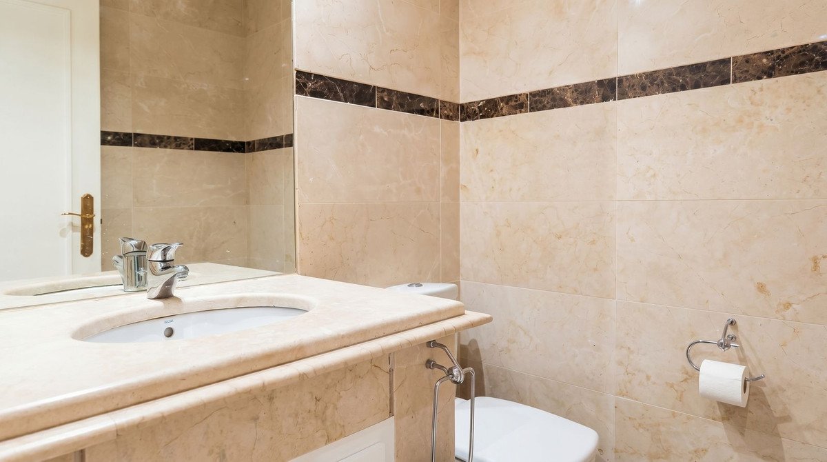 2 Bed Middle Floor Apartment in Nueva Andalucía