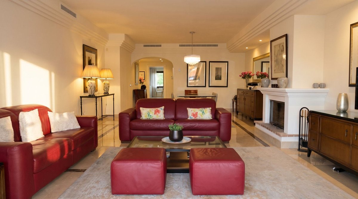 2 Bed Middle Floor Apartment in Nueva Andalucía