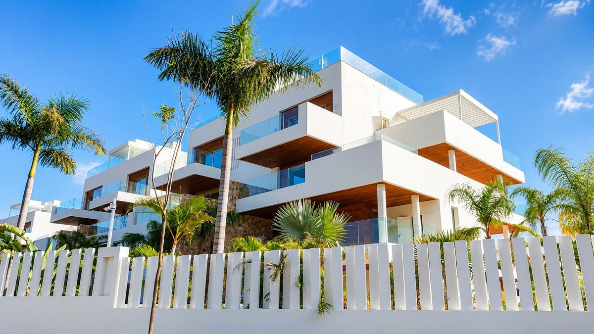 3 Bed Middle Floor Apartment in The Golden Mile