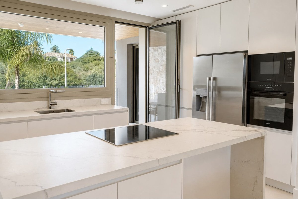 3 Bed Middle Floor Apartment in The Golden Mile