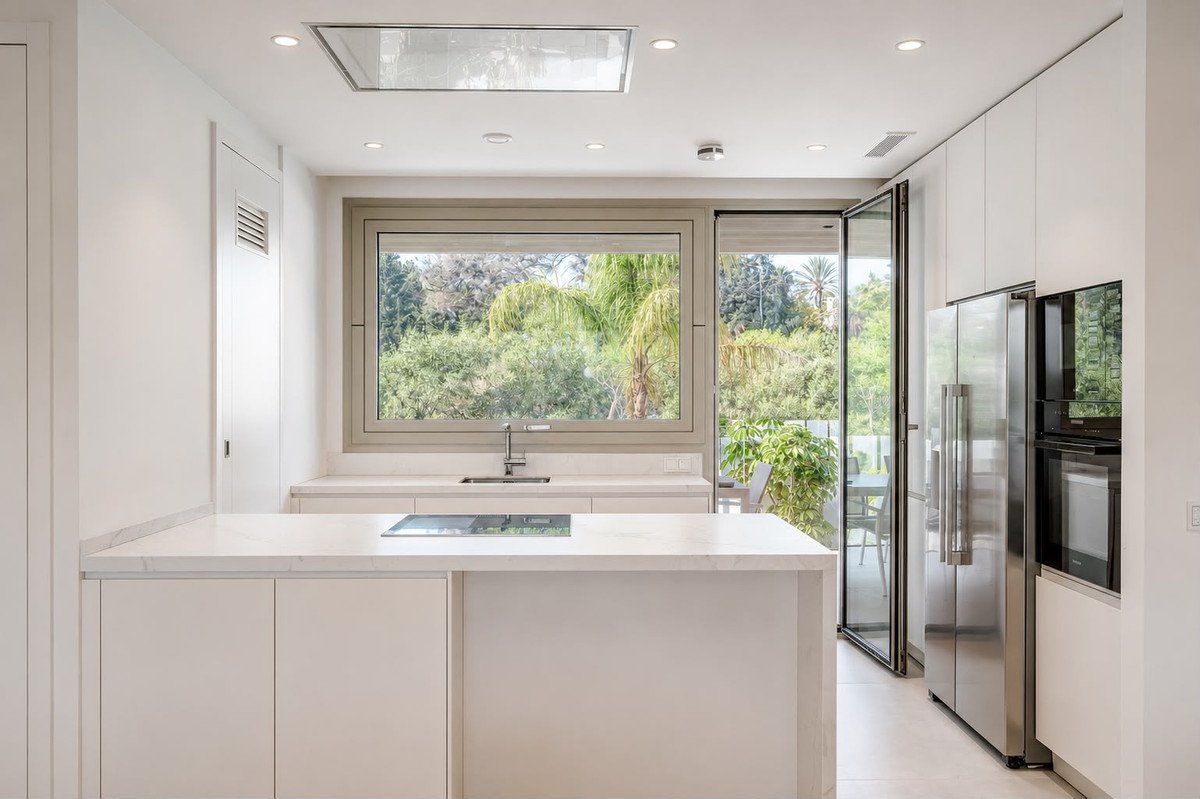 3 Bed Middle Floor Apartment in The Golden Mile