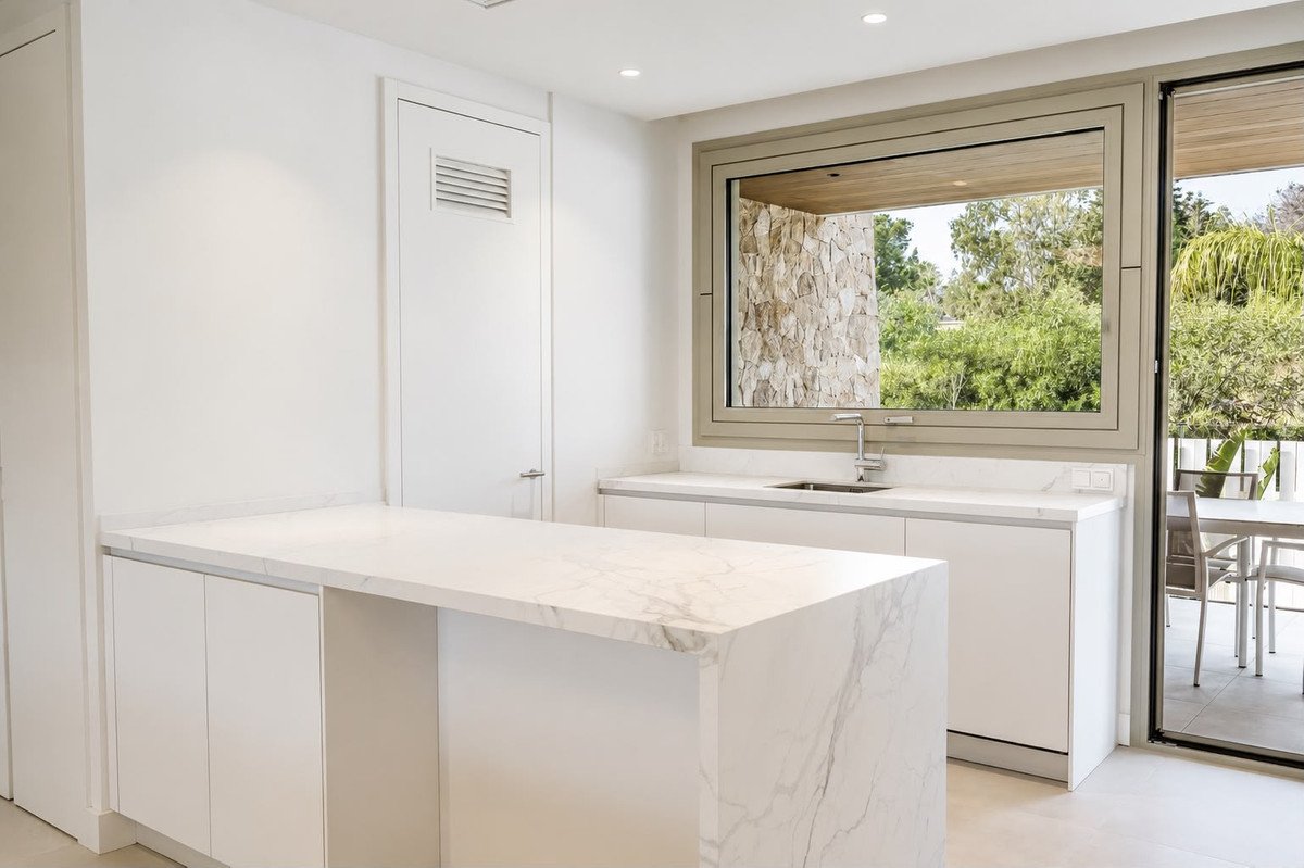 3 Bed Middle Floor Apartment in The Golden Mile