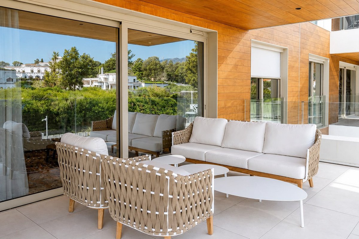 3 Bed Middle Floor Apartment in The Golden Mile