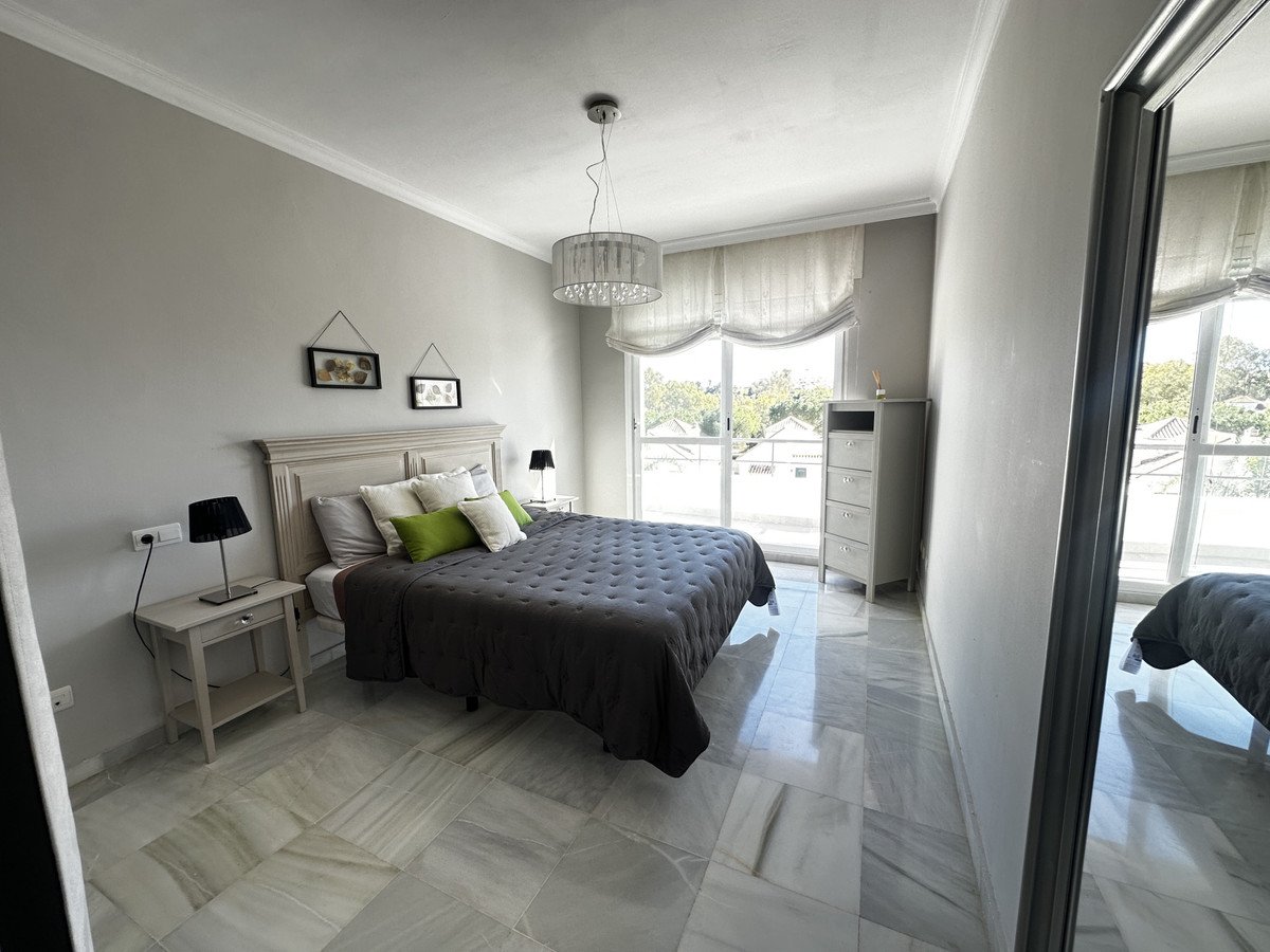 2 Bed Middle Floor Apartment in Nueva Andalucía