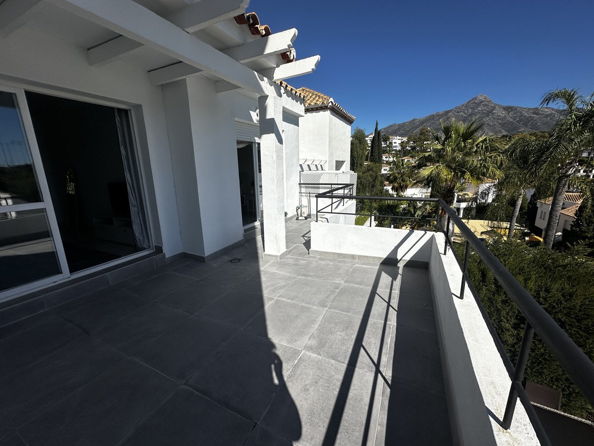 2 Bed Middle Floor Apartment in Nueva Andalucía