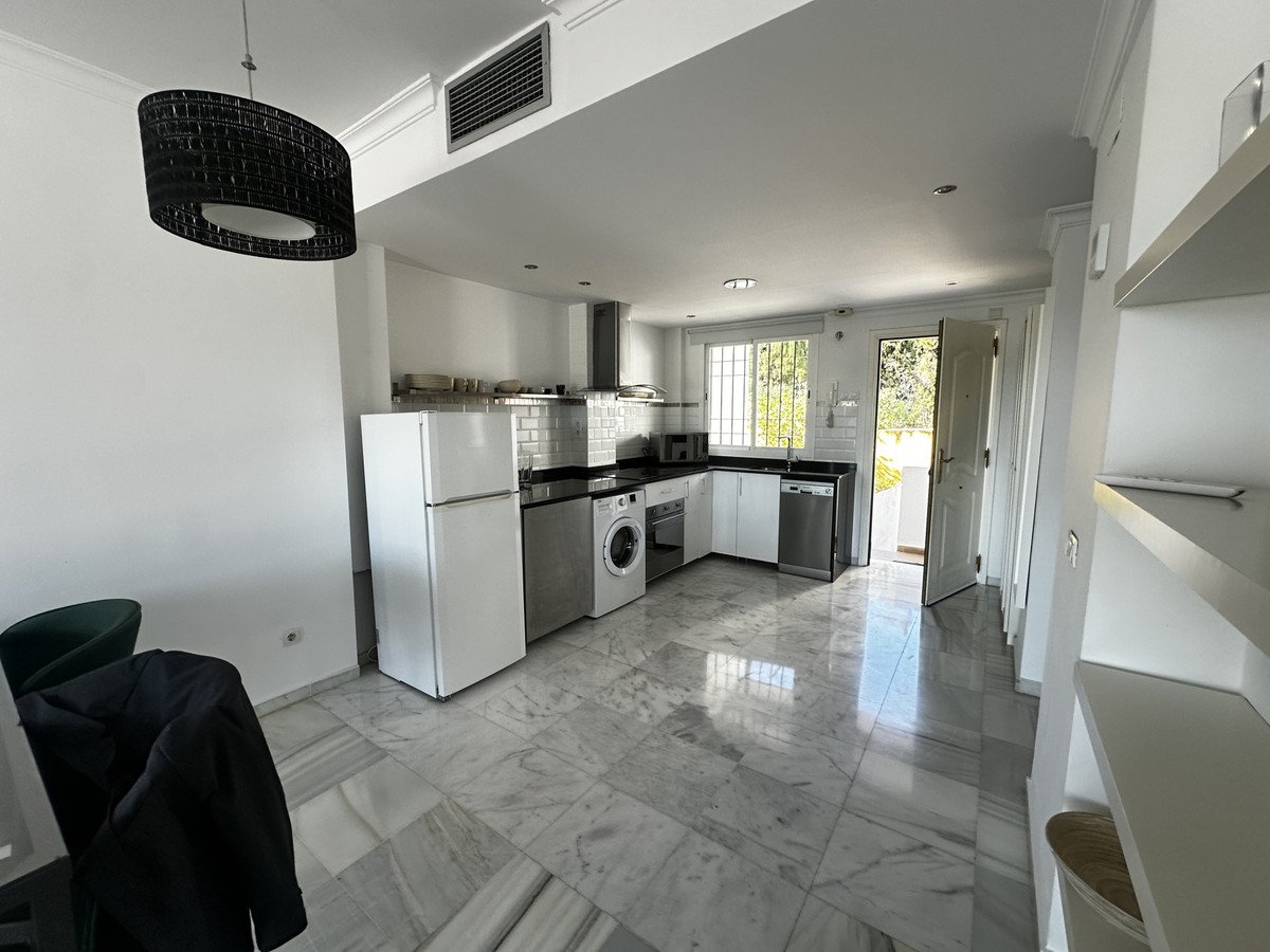 2 Bed Middle Floor Apartment in Nueva Andalucía