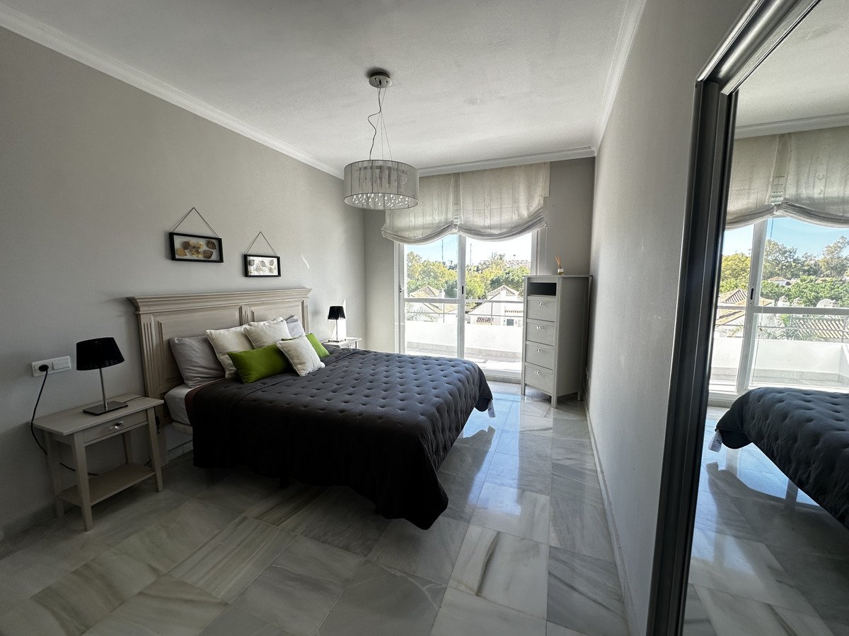 2 Bed Middle Floor Apartment in Nueva Andalucía