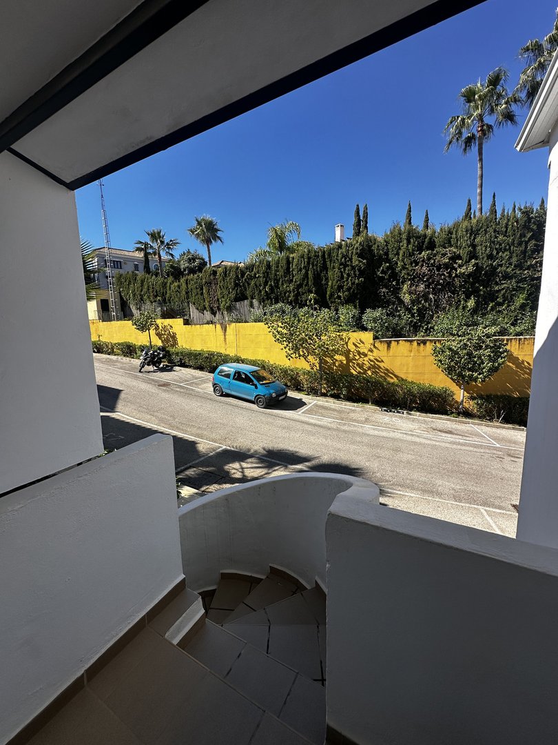 2 Bed Middle Floor Apartment in Nueva Andalucía