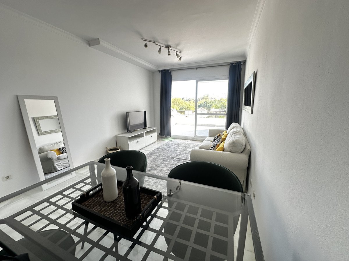 2 Bed Middle Floor Apartment in Nueva Andalucía
