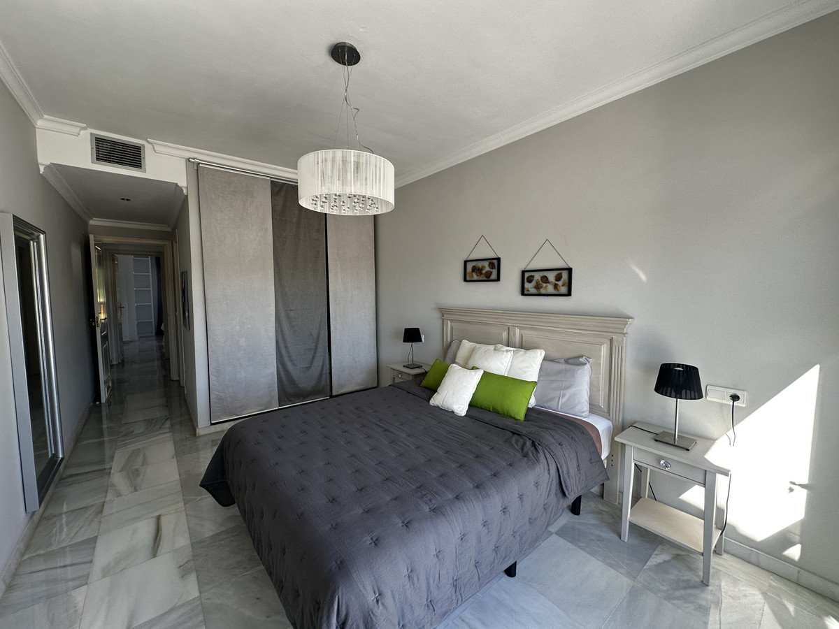 2 Bed Middle Floor Apartment in Nueva Andalucía