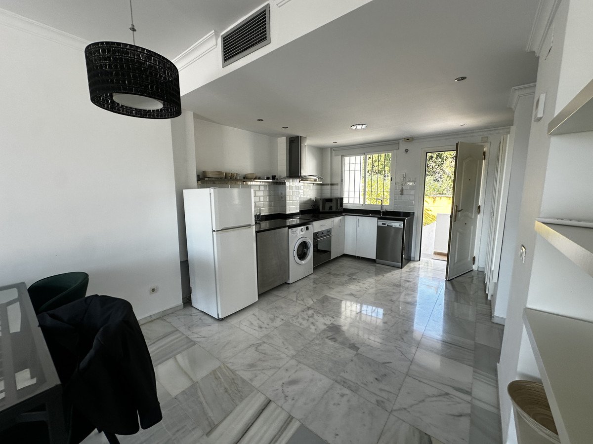 2 Bed Middle Floor Apartment in Nueva Andalucía