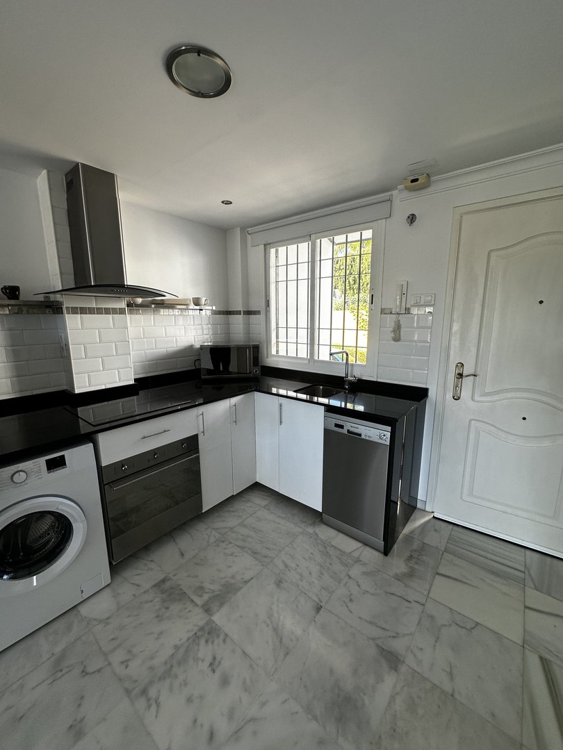 2 Bed Middle Floor Apartment in Nueva Andalucía