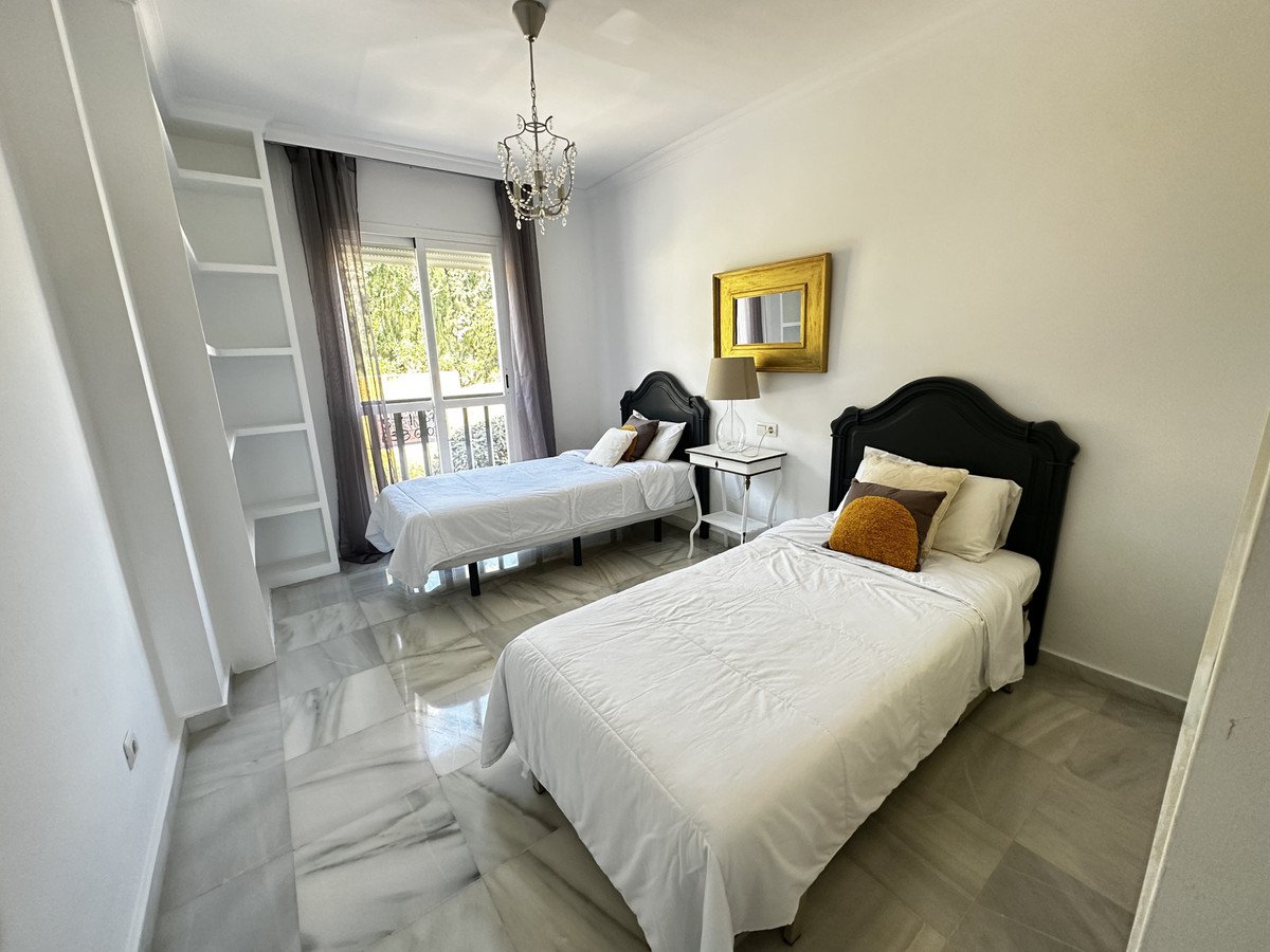 2 Bed Middle Floor Apartment in Nueva Andalucía