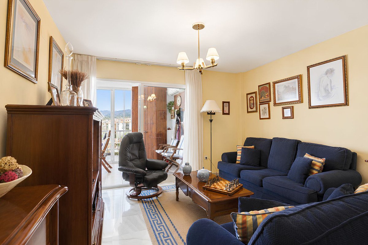 4 Bed Middle Floor Apartment in Los Boliches