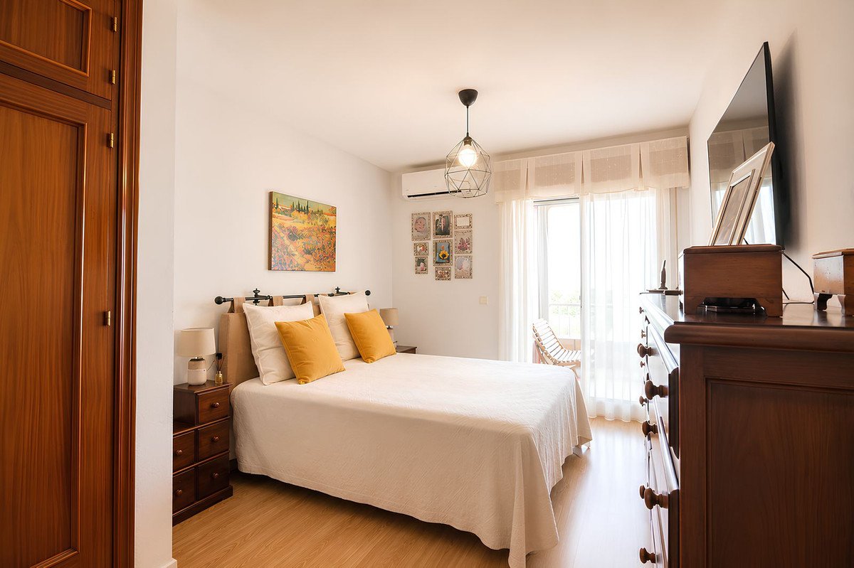 4 Bed Middle Floor Apartment in Los Boliches