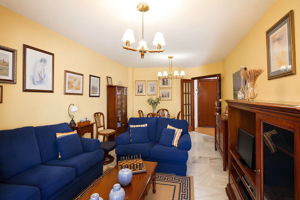 4 Bed Middle Floor Apartment in Los Boliches