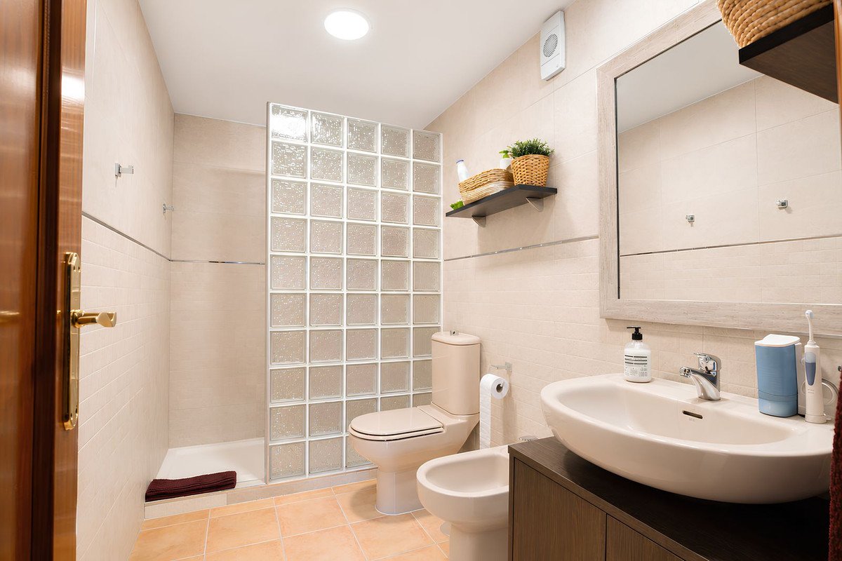 4 Bed Middle Floor Apartment in Los Boliches