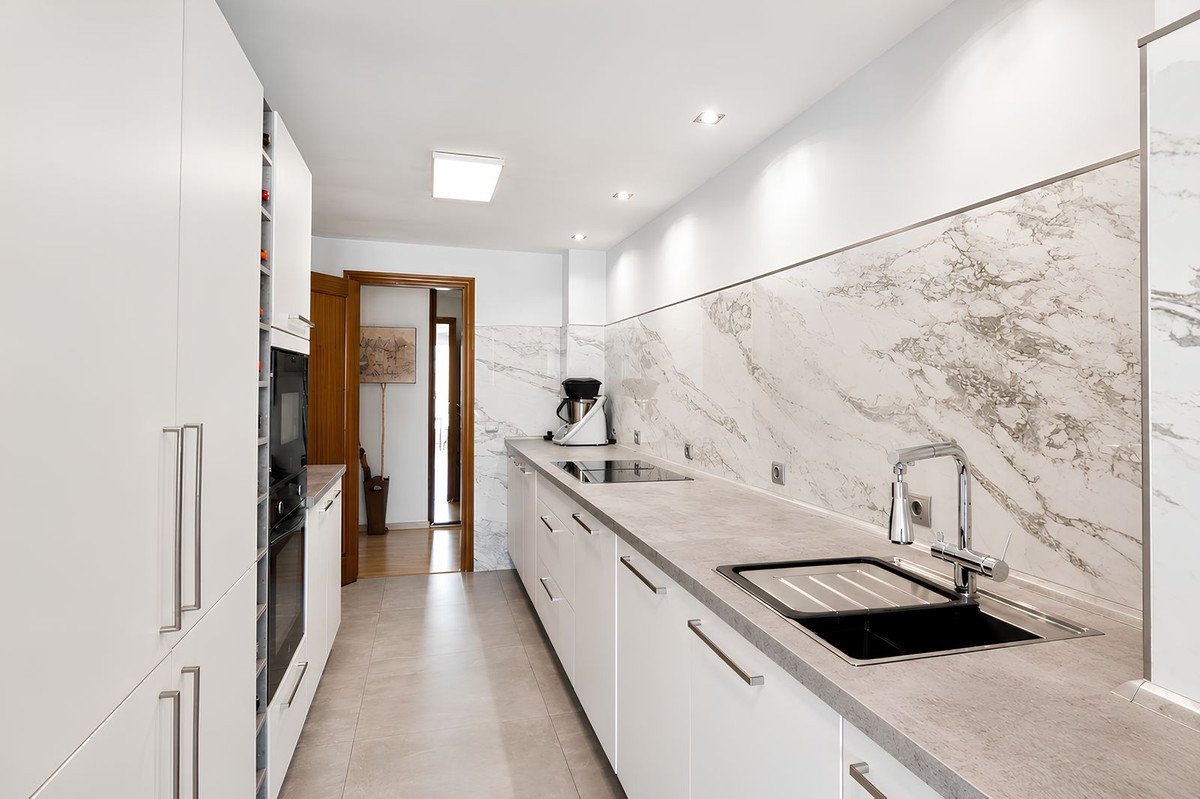 4 Bed Middle Floor Apartment in Los Boliches