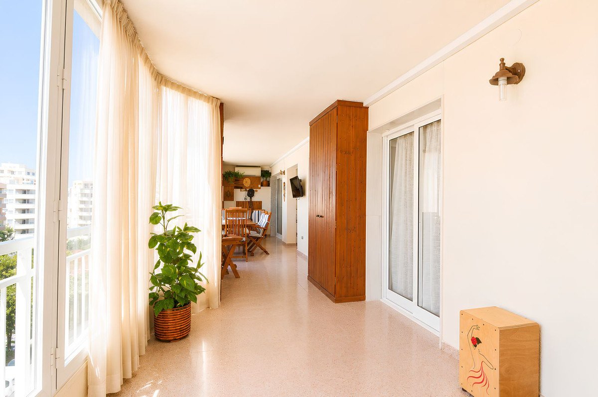4 Bed Middle Floor Apartment in Los Boliches