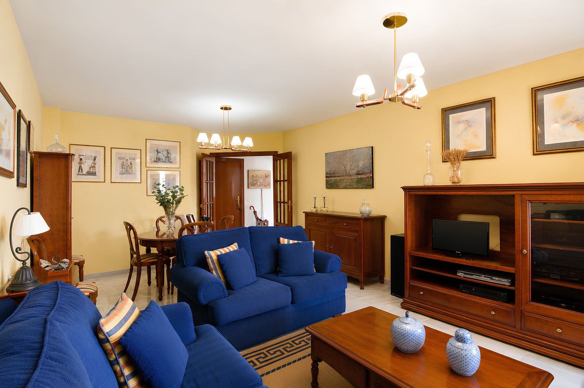 4 Bed Middle Floor Apartment in Los Boliches