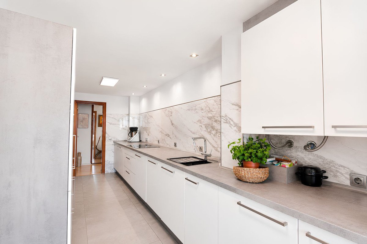 4 Bed Middle Floor Apartment in Los Boliches
