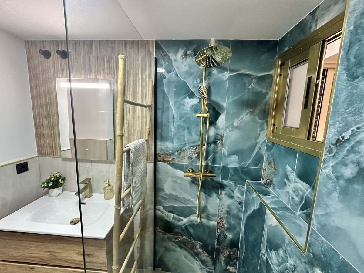 2 Bed Middle Floor Apartment in Fuengirola