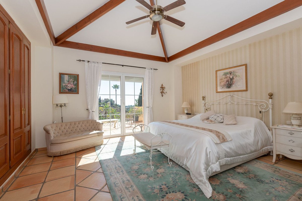 5 Bed Detached Villa in Elviria