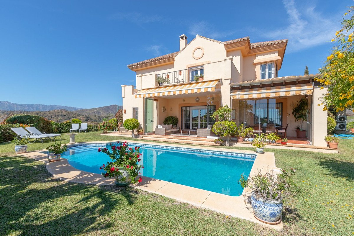 5 Bed Detached Villa in Elviria